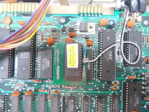 η πλακέτα προσαρμογής datel kernal adapter με την μνήμη eprom 16Kb 